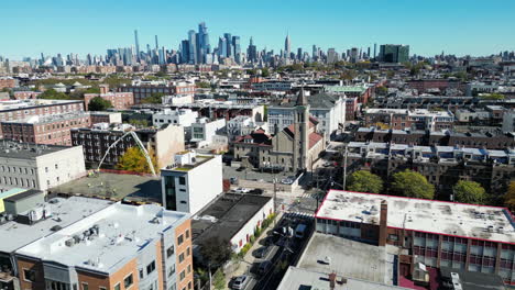 Una-Impresionante-Toma-Con-Un-Dron-Que-Captura-Hoboken,-Nueva-Jersey,-Con-El-Icónico-Horizonte-De-La-Ciudad-De-Nueva-York-Como-Telón-De-Fondo.