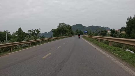 Andar-En-Moto-Por-Una-Carretera-Rural-De-Vietnam,-Pov