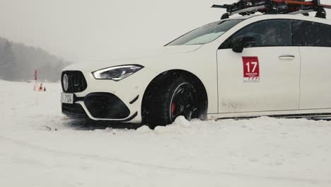 Coche-Atrapado-En-Nieve-Densa-Durante-Las-Nevadas,-Pista-De-Carreras-De-Eventos-De-Deriva-Invernal