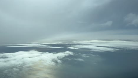 POV-Wolkenlandschaft,-Aufgenommen-Aus-Einem-Flugzeug,-Das-An-Einem-Kalten-Winternachmittag-über-Einem-Bewölkten-Himmel-über-Dem-Meer-Fliegt