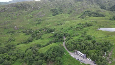 Vista-De-Las-Mujeres-En-Irlanda,-Que-Muestra-Una-Exuberante-Vegetación,-Caminos-Sinuosos-Y-Un-Lago-Sereno,-Luz-Del-Día,-Vista-Aérea-Tranquila