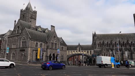 Gothic-architecture-of-historical-Christ-Church-with-traffic-around,-Dublin