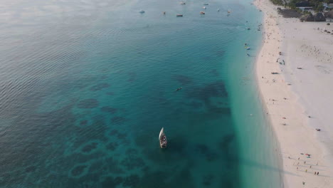 Luftaufnahme-Von-Hölzernen-Bootssegeln-In-Der-Nähe-Des-Wunderschönen-Strandes-Von-Sansibar