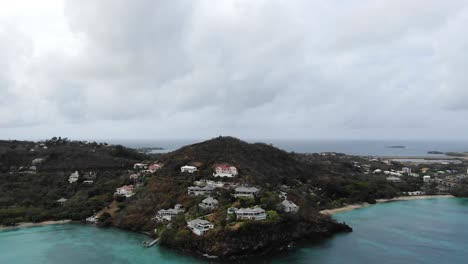 Mourne-Rouge-Beach-In-Grenada,-Bedeckter-Himmel,-Ruhige-Meereslandschaft,-Tropische-Umgebung,-Luxushäuser,-Luftaufnahme