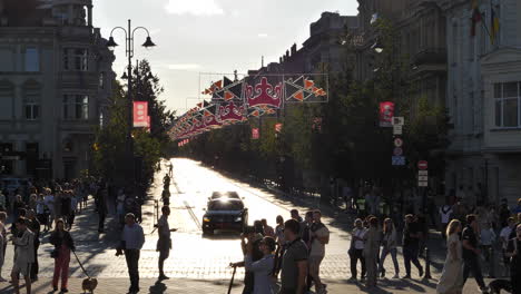 Vehículos-Oficiales-Del-Gobierno-Que-Llegan-A-La-Calle-Principal-De-La-Avenida-Gediminas-Para-La-Reunión-Cumbre-De-La-OTAN