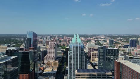 Revelación-Aérea-Inversa-Desde-La-Torre-Frost-Bank-Hacia-El-Río-En-Austin,-Texas