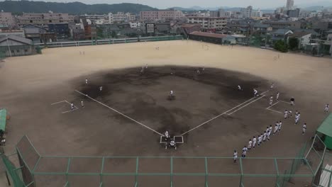 Luftaufnahme-Im-Weitwinkel-über-Einem-Geometrischen-Baseballfeld-Mit-Schülern,-Die-Ein-Spiel-Spielen