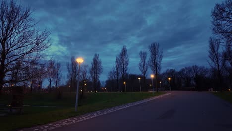 Noorderpark-Vacío-Y-Desolado-Al-Atardecer-Con-Farolas-De-Iluminación