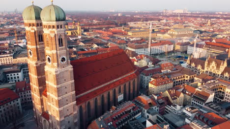 Eine-Drohnenaufnahme-Zeigt-Die-Berühmte-Frauenkirche-In-München