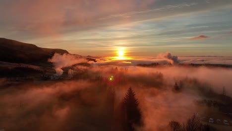 Sur-De-Islandia:-La-Ciudad-De-Hveragerdi-Cubierta-De-Niebla-Cuando-Sale-El-Sol:-Drones-Volando-Hacia-Adelante