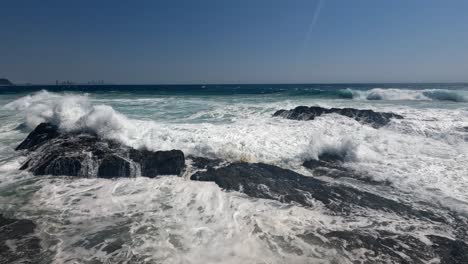 Olas-Espumosas-Del-Océano-Rompiendo-En-La-Orilla-De-La-Playa