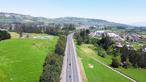 Carretera-Aérea-Sector-Montaña,-Tambillo,-Mejía,-Provincia-De-Pichincha,-Ecuador