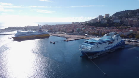 Ferries-De-Pasajeros-Atracados-En-El-Puerto-De-Ajaccio,-En-La-Isla-Francesa-De-Córcega-En-Francia.