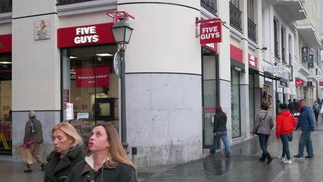 Los-Clientes-Entran-En-El-Restaurante-Five-Guys,-La-Cadena-Americana-De-Hamburguesas-Fast-Casual,-En-España