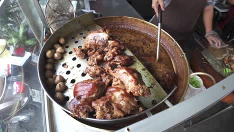 Pierna-De-Cerdo-Estofada-A-Fuego-Lento,-Un-Manjar-Querido-En-La-Vibrante-Cultura-De-Comida-Callejera-De-Tailandia