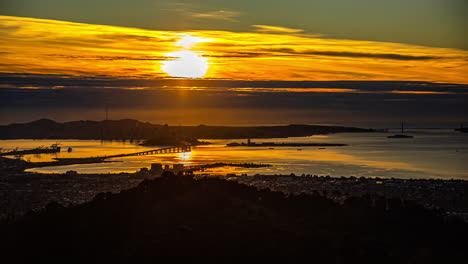 Dramatischer-Zeitrafferblick-Auf-Den-Goldenen-Sonnenuntergang-Vom-Aussichtspunkt-über-Der-Bucht-Von-San-Francisco