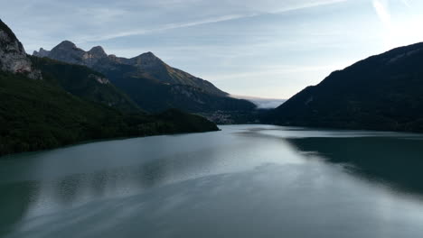 Hermoso-Lago-De-Molveno-En-Italia-Dolomitas,-Vista-Aérea