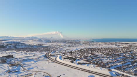 Erupción-Del-Volcán-Al-Amanecer-En-Islandia