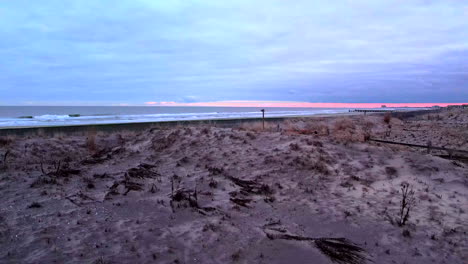 Un-Dron-De-Dunas-Asciende-Al-Amanecer-Para-Revelar-El-Océano-En-La-Costa-De-Jersey