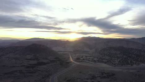 Vulkan-Santa-Clara-In-Utah,-Seitlicher-Drohnenflug-Bei-Sonnenuntergang