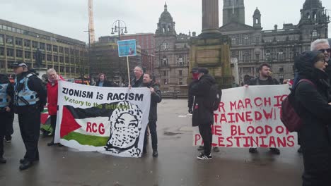 Eine-Gruppe-Von-Pro-palästinensischen-Gegendemonstranten-In-Einem-Verregneten-Glasgow