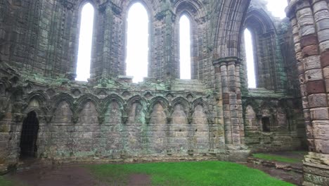 Whitby-Abby-Ist-Heute-Verfallen-Und-Früher-Eine-Benediktinerabtei-Und-Liegt-Mit-Blick-Auf-Das-Meer-An-Der-Ostküste-Englands