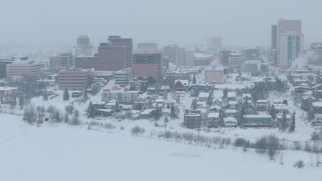 Clima-Ventoso-Y-Nevado-Sobre-El-Paisaje-Helado-De-Anchorage,-Alaska,-Ciudad-Estadounidense