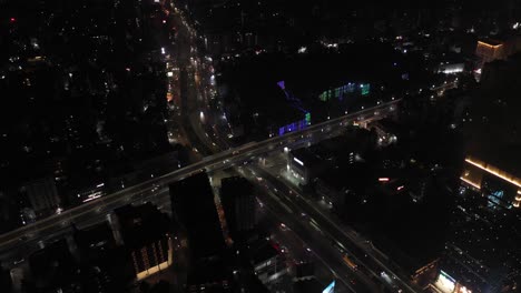 Vista-Aérea-De-Drones-De-Rajkot,-Vas-Hacia-Un-Lado-Todos-Los-Días,-Hay-Muchos-Vehículos-Que-Pasan-Sobre-La-Flor-Y-Se-Ven-Grandes-Complejos-Alrededor