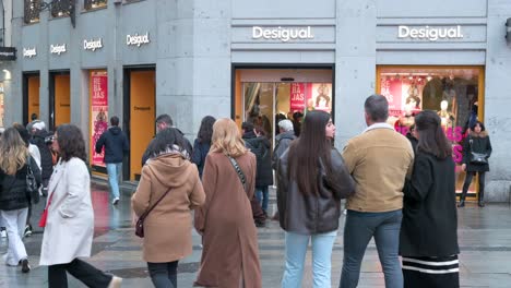 Käufer-Und-Fußgänger-Gehen-Am-Geschäft-Der-Spanischen-Bekleidungsmarke-Desigual-In-Spanien-Vorbei