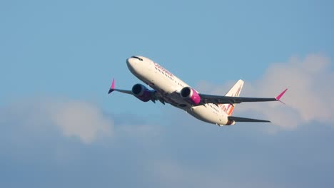 Avión-Boeing-787-Dreamliner-Volando-Después-Del-Despegue-Del-Aeropuerto-De-Toronto