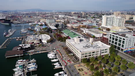 Oakland-Ca-Usa,-Vista-Aérea-Del-Puerto-Deportivo-Y-De-Los-Edificios-Frente-Al-Mar-En-Un-Día-Soleado,-Disparo-De-Drone