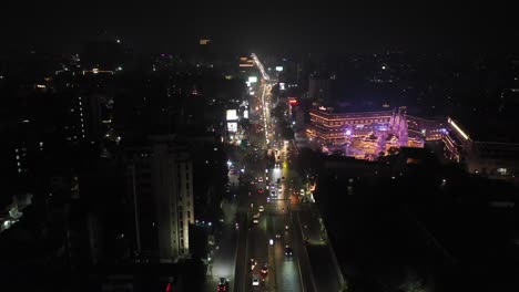 Vista-Aérea-De-Drones-De-Rajkot,-Muchas-Personas-Están-Paradas-Afuera-Del-Templo-Y-Muchas-Personas-Llevan-Bicicletas