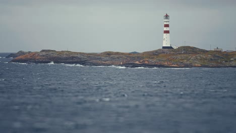 Un-Solitario-Faro-De-Oksoy-En-La-Costa-De-Kristiansand