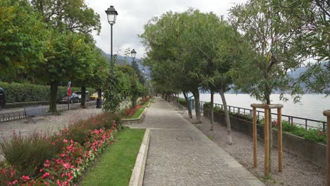 Largo-Paseo-Marítimo-De-La-Ciudad-De-Bellagio,-Cerca-Del-Lago-De-Como.