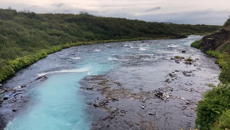 Color-De-Agua-único-De-La-Cascada-De-Bruarfoss-En-Islandia,-Vista-Desde-Arriba