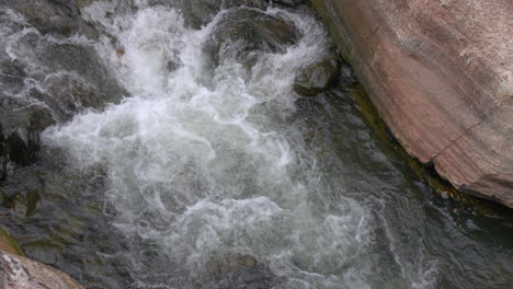 Rauschendes-Wasser-Fließt-über-Felsen-In-Cajones-De-Chame,-Panama,-Die-Ruhe-Der-Natur-Eingefangen