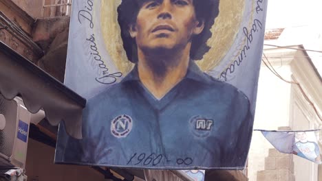 Bandera-Con-Maradona-En-Las-Calles-De-Nápoles-En-Italia.