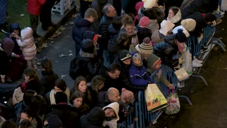 Las-Familias-Españolas-Se-Reúnen-Para-Celebrar-A-Los-Reyes-Magos,-También-Conocido-Como-El-Desfile-De-Los-Reyes-Magos.