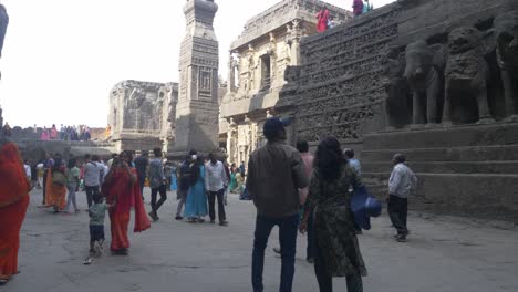 Turistas-Indios-Visitando-El-Templo-Kailasha-En-Las-Cuevas-De-Ellora-Cerca-De-Aurangabad-En-Maharashtra