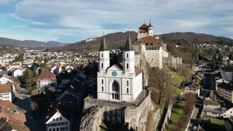 Aarburg-Aargau-Suiza-Primer-Plano-De-Las-Torres-Del-Reloj-Vuelo-Inverso-Para-Revelar-El-área