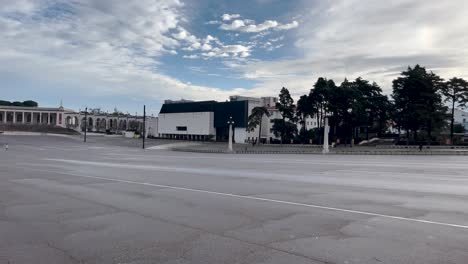 Pan-Light-Nahaufnahme-Des-Panoramablicks-Auf-Die-Stadt-Fatima-In-Portugal-Mit-Wunderschönen-Gebäuden-Und-Baumparks-Unter-Einem-Wolkigen-Himmel