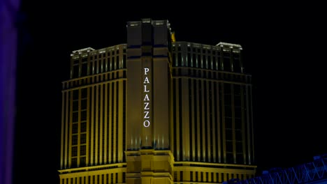 Vista-Nocturna-De-La-Torre-Del-Hotel-Palazzo-En-El-Venetian-Casino-Resort-En-Las-Vegas