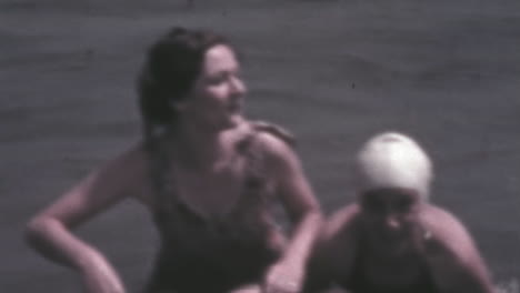 Mujeres-Barridas-Por-Las-Olas-De-La-Playa-En-La-Gran-Depresión-De-Los-Años-1930,-Imágenes-Antiguas-En-Color