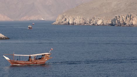 HD-Bild-Von-Booten-Und-Schnellbooten,-Die-Sich-Im-Khashab-Meer-Bewegen,-Blaues-Wasser