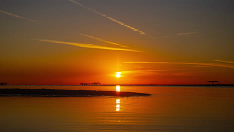 Orangefarbener-Sonnenaufgang-über-Dem-Meerwasser,-Wunderschöner,-Hoffnungsvoller,-Exotischer-Start-In-Den-Tag