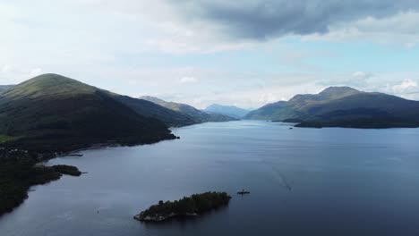 Island-and-Boat-on-Loch-Lomond,-Beautiful-Scottish-Countryside