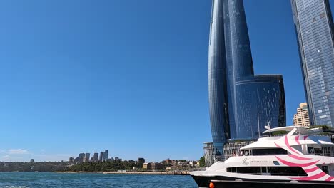 Ansicht-Von-Unten-Auf-Die-Gebäude-Von-Barangaroo-Point,-Wobei-Das-Touristenboot-Aus-Dem-Hafen-Von-Sydney-In-Sicht-Kommt