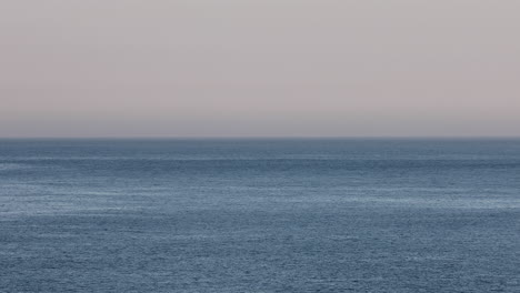 Statischer-Blick-Auf-Den-Horizont,-Wo-Das-Meer-Mit-Dem-Himmel-Verschmilzt