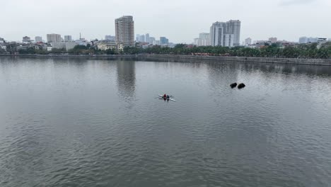 Un-Par-De-Remeros-En-Canoa-Doble-Toman-Un-Merecido-Respiro-En-El-Lago-Tay-Ho