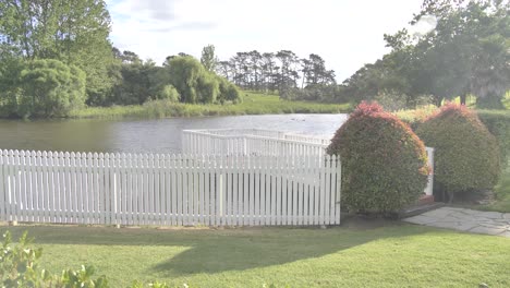 Toma-Al-Aire-Libre-De-Un-Lugar-Para-Celebrar-Bodas-En-El-Jardín-De-Un-Viñedo